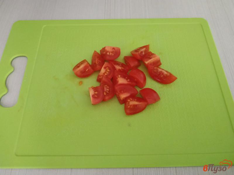 Фото приготовление рецепта: Салат с пекинской капусты и помидорами черри шаг №4
