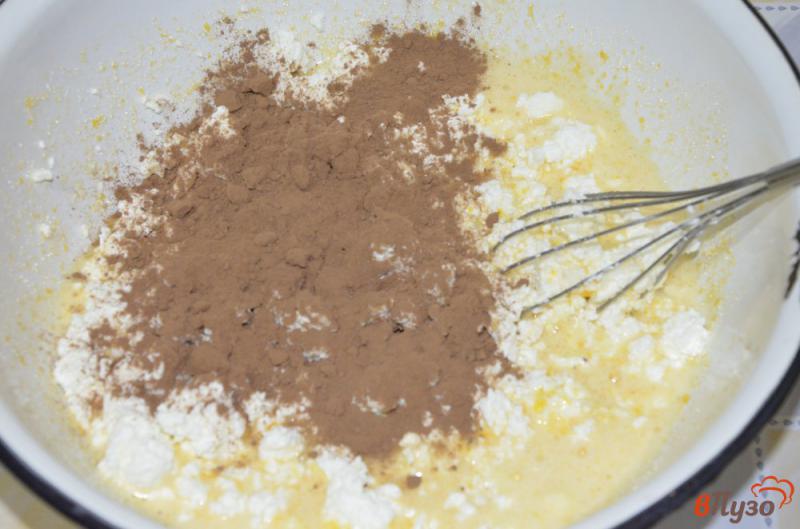 Фото приготовление рецепта: Творожно-шоколадные кексы шаг №2
