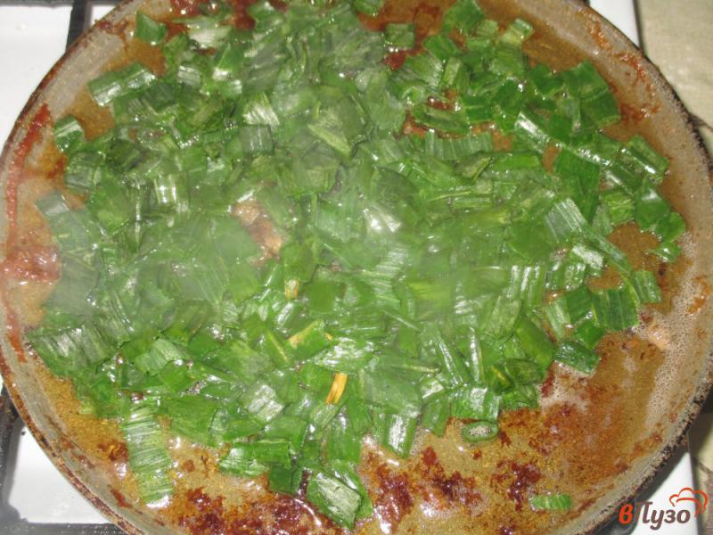 Фото приготовление рецепта: Линь жареный с зеленым луком шаг №4