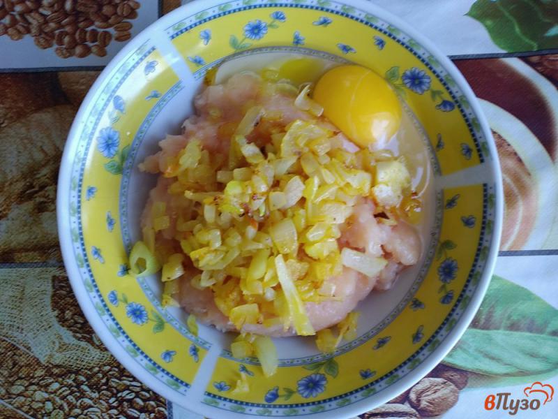 Фото приготовление рецепта: Гнезда из куриного фарша с яйцом и грибами шаг №2