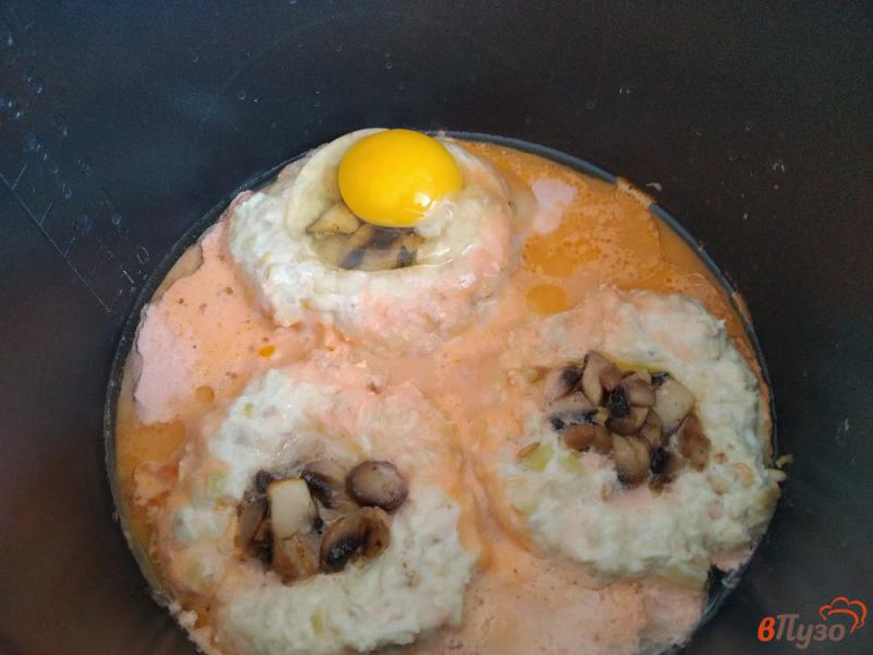 Фото приготовление рецепта: Гнезда из куриного фарша с яйцом и грибами шаг №9