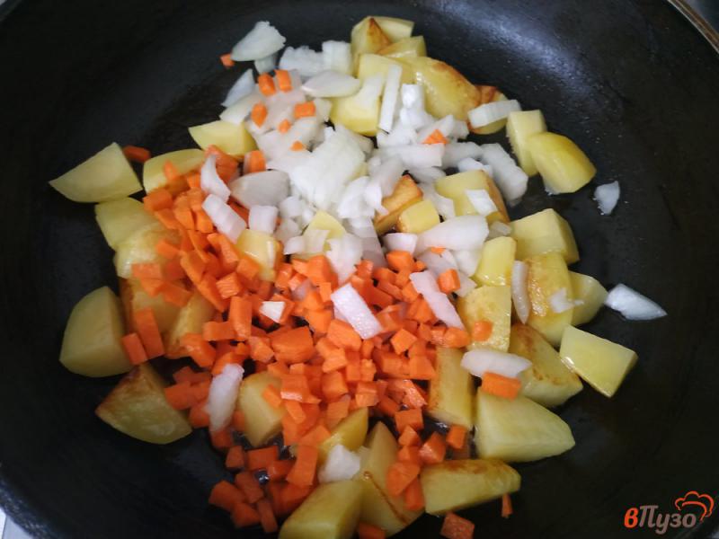 Фото приготовление рецепта: Овощное рагу с сосисками шаг №4