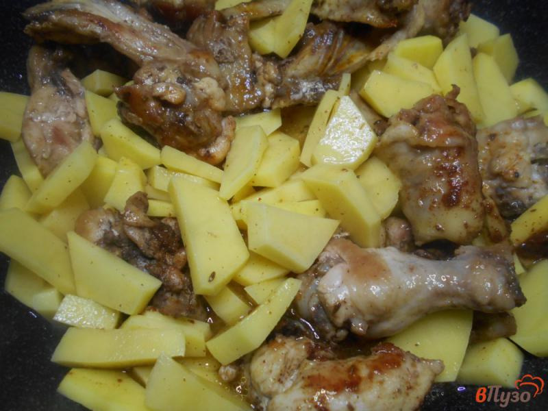 Фото приготовление рецепта: Картофель с курицей на сковороде шаг №3