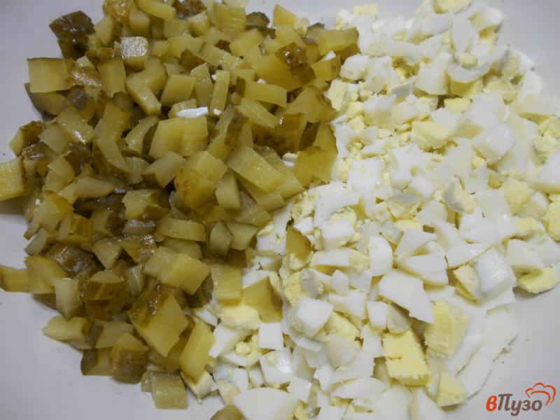 Фото приготовление рецепта: Оливье с луком и картофелем шаг №1