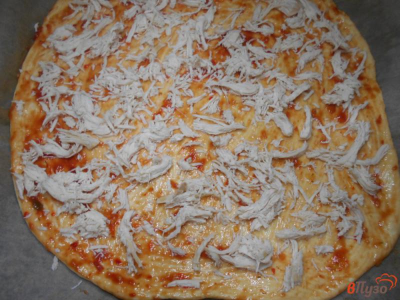 Фото приготовление рецепта: Пицца на дрожжевом тесте с курицей шаг №8
