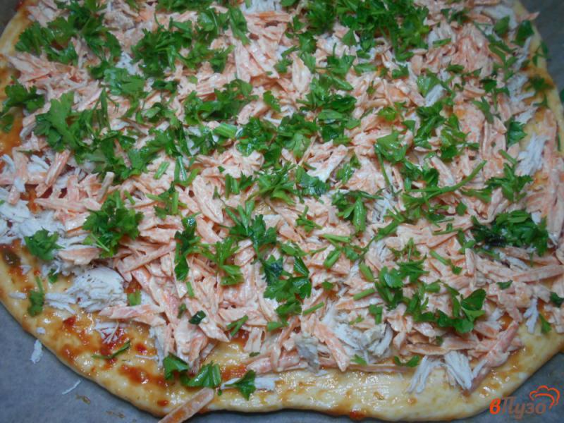 Фото приготовление рецепта: Пицца на дрожжевом тесте с курицей шаг №10