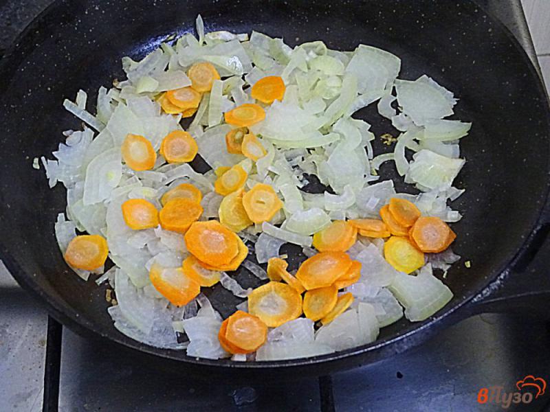 Фото приготовление рецепта: Рагу из замороженных овощей со сметаной шаг №3