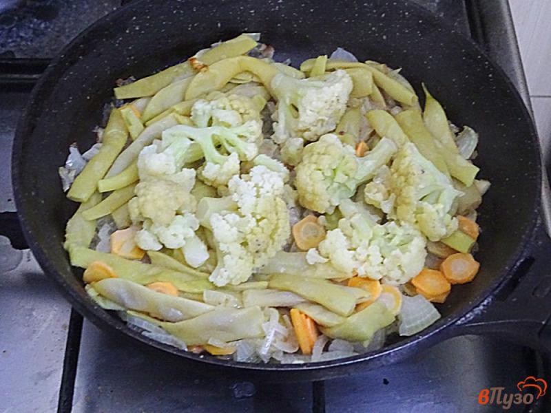 Фото приготовление рецепта: Рагу из замороженных овощей со сметаной шаг №4