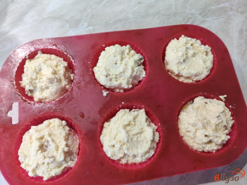 Фото приготовление рецепта: Творожные кексы с изюмом шаг №4
