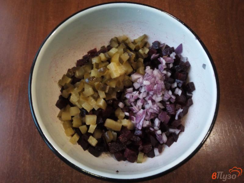 Фото приготовление рецепта: Салат со свеклы с зелёным горошком шаг №3