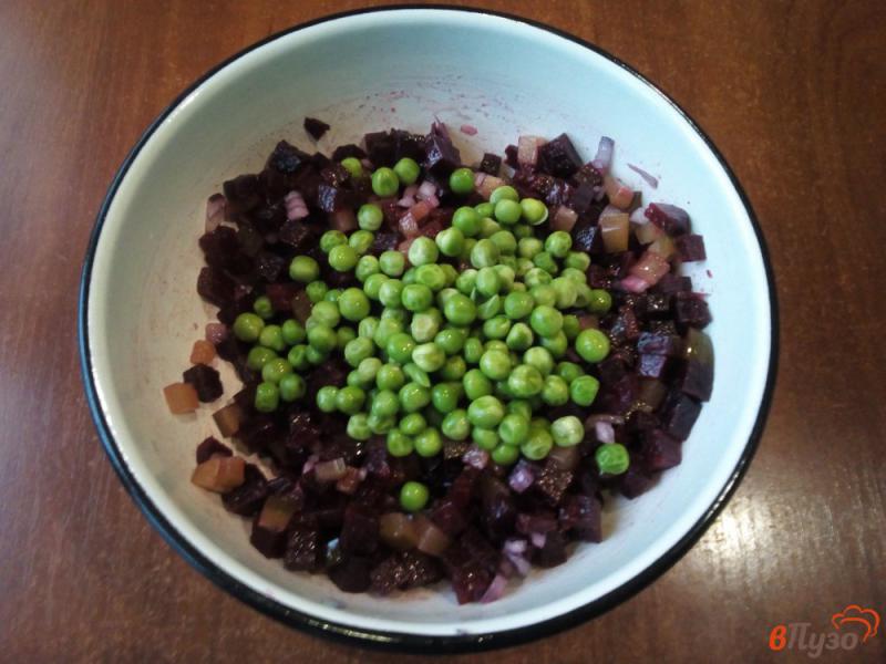 Фото приготовление рецепта: Салат со свеклы с зелёным горошком шаг №4