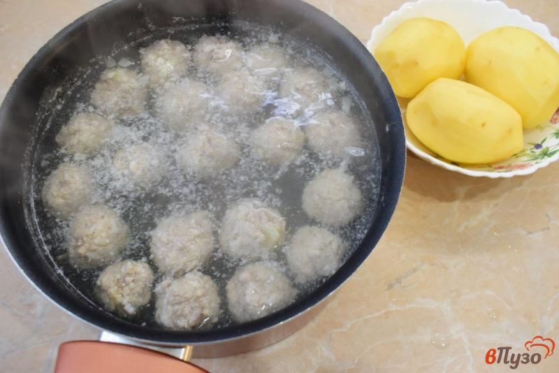 Фото приготовление рецепта: Суп с фрикадельками из мяса и риса шаг №2