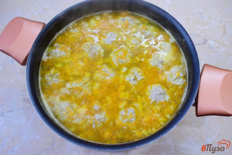 Фото приготовление рецепта: Суп с фрикадельками из мяса и риса шаг №4