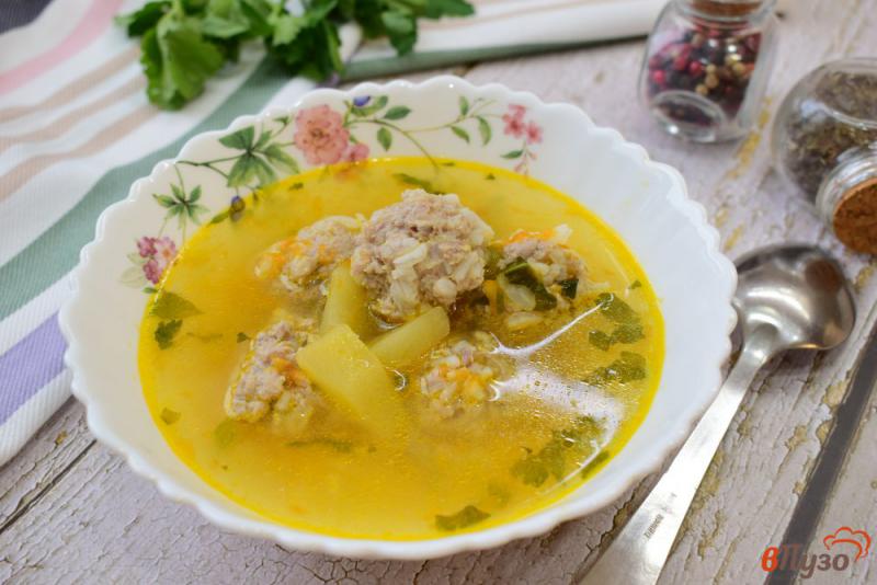 Фото приготовление рецепта: Суп с фрикадельками из мяса и риса шаг №6
