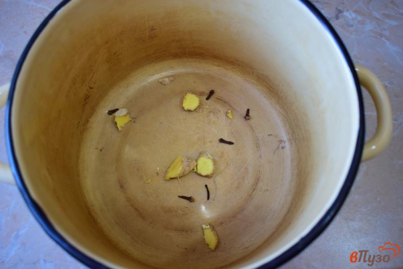 Фото приготовление рецепта: Морс из клюквы, малины и брусники шаг №3