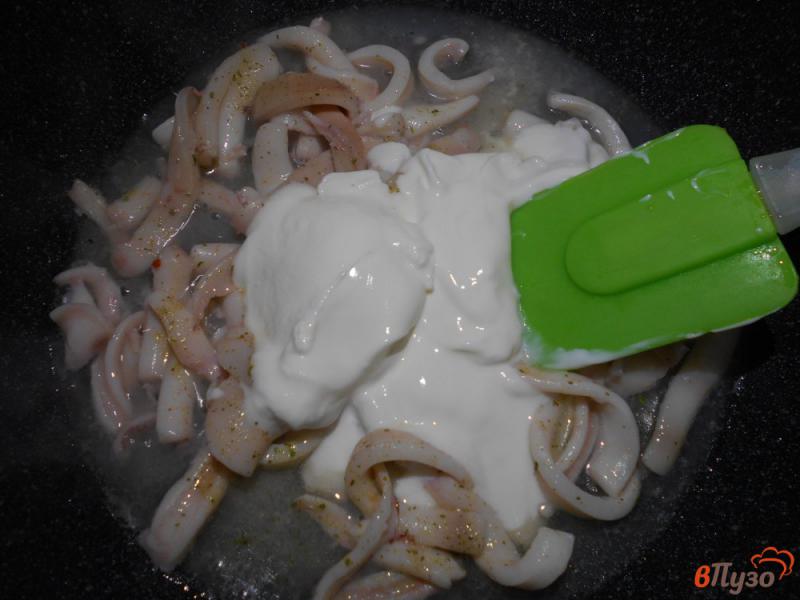 Фото приготовление рецепта: Кальмар в соусе из йогурта шаг №3