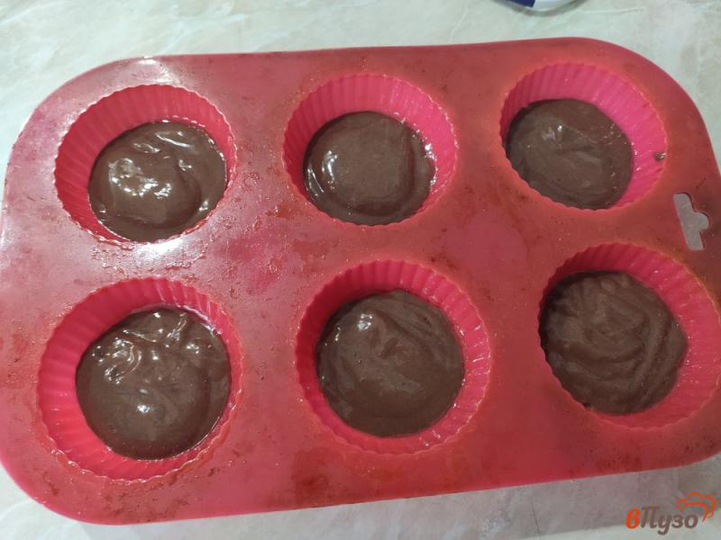 Фото приготовление рецепта: Шоколадные кексы с начинкой шаг №5