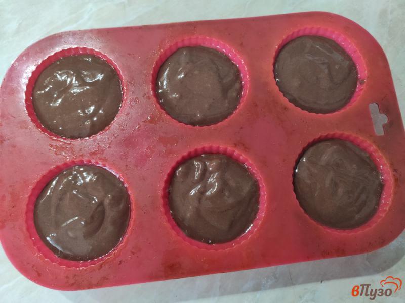 Фото приготовление рецепта: Шоколадные кексы с начинкой шаг №7