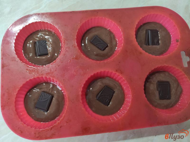 Фото приготовление рецепта: Шоколадные кексы с начинкой шаг №6
