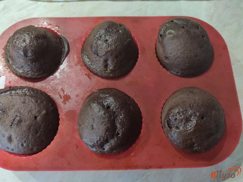 Фото приготовление рецепта: Шоколадные кексы с начинкой шаг №8