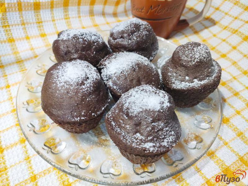 Фото приготовление рецепта: Шоколадные кексы с начинкой шаг №9