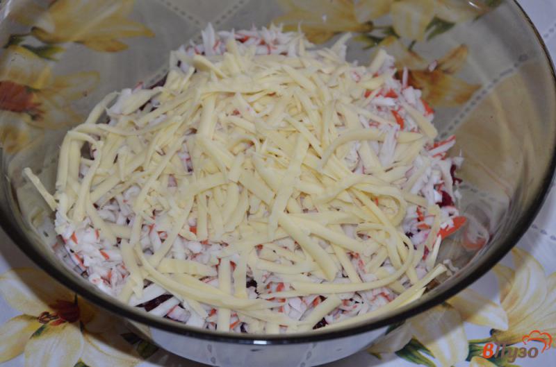 Фото приготовление рецепта: Салат свекольный с крабовыми палочками и сыром шаг №3