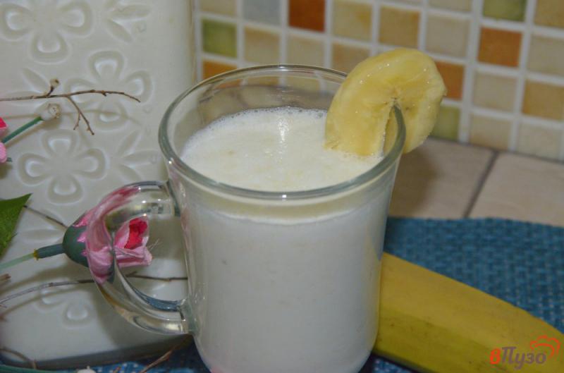 Фото приготовление рецепта: Банановый молочный коктейль шаг №3