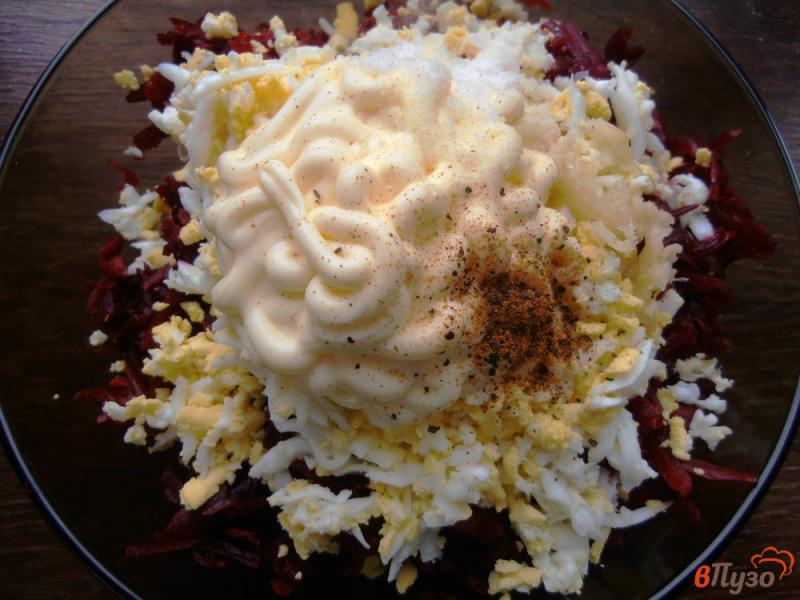 Фото приготовление рецепта: Свекольный салат с жареным луком шаг №4