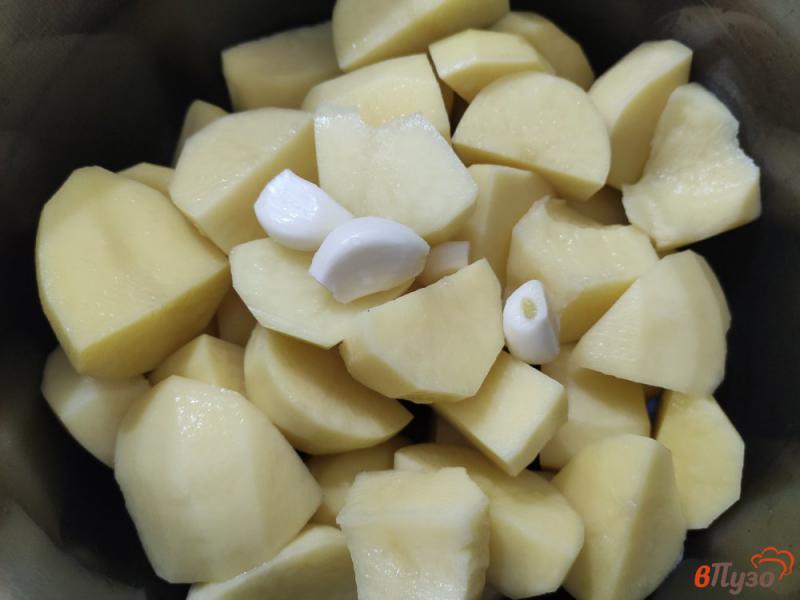 Фото приготовление рецепта: Картофельное пюре с чесноком шаг №1