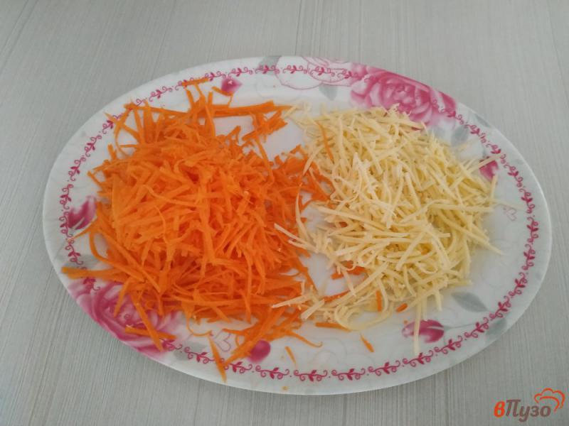 Фото приготовление рецепта: Морковный салат с сыром и зеленью шаг №1