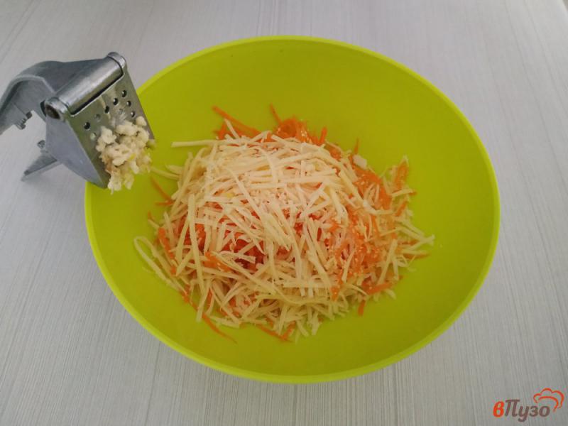 Фото приготовление рецепта: Морковный салат с сыром и зеленью шаг №2