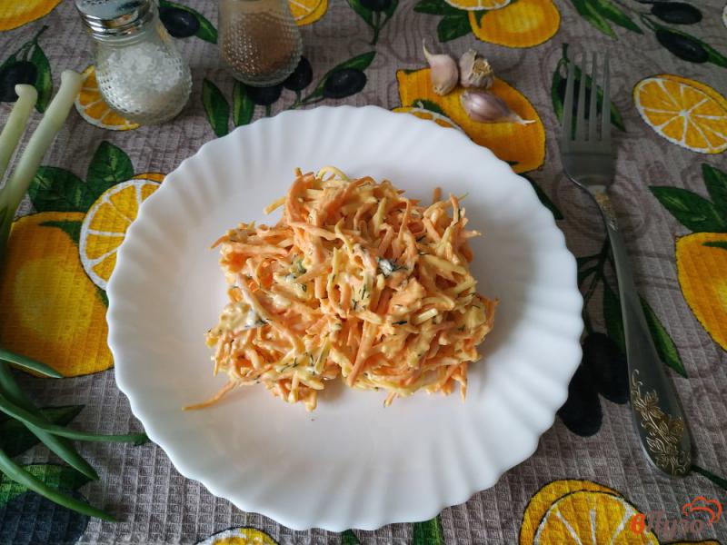 Фото приготовление рецепта: Морковный салат с сыром и зеленью шаг №4