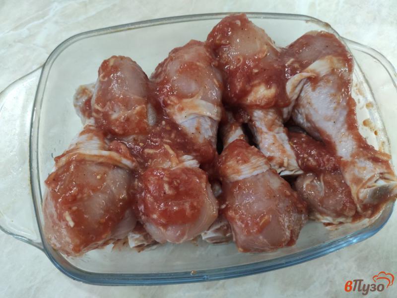 Фото приготовление рецепта: Куриные голени запечённые с кетчупом шаг №4