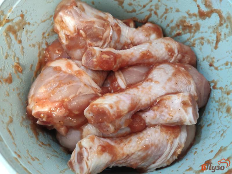 Фото приготовление рецепта: Куриные голени запечённые с кетчупом шаг №3