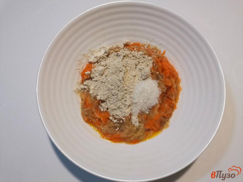 Фото приготовление рецепта: Яблочно-морковные оладьи на овсяной муке шаг №3