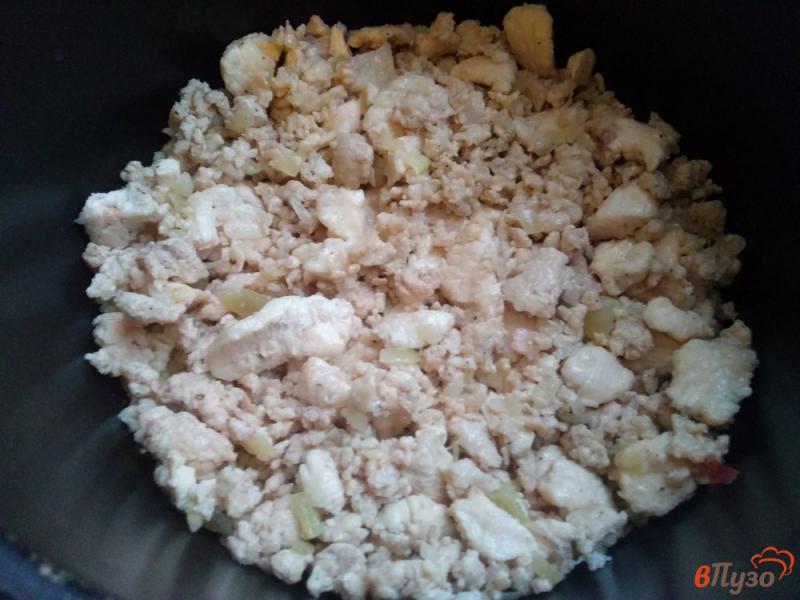 Фото приготовление рецепта: Запеканка из булгура, куриного филе и фарша шаг №7
