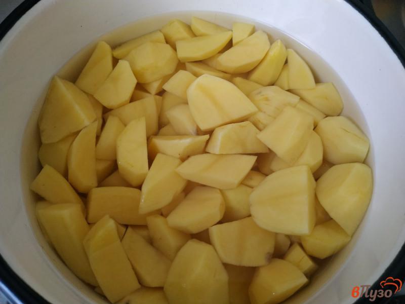 Фото приготовление рецепта: Тушеный картофель с грибами и плавленым сыром шаг №1