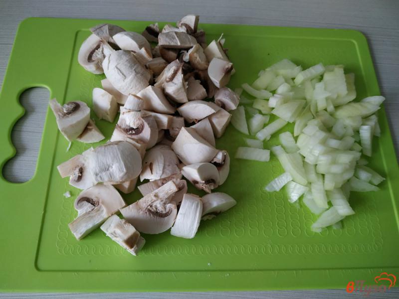 Фото приготовление рецепта: Тушеный картофель с грибами и плавленым сыром шаг №2