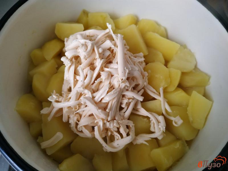 Фото приготовление рецепта: Тушеный картофель с грибами и плавленым сыром шаг №4
