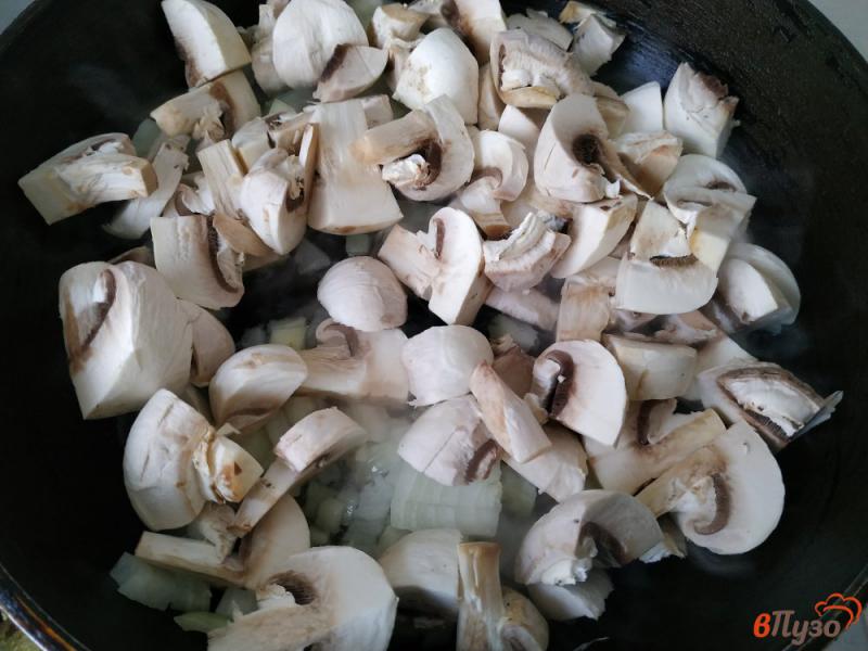 Фото приготовление рецепта: Тушеный картофель с грибами и плавленым сыром шаг №3