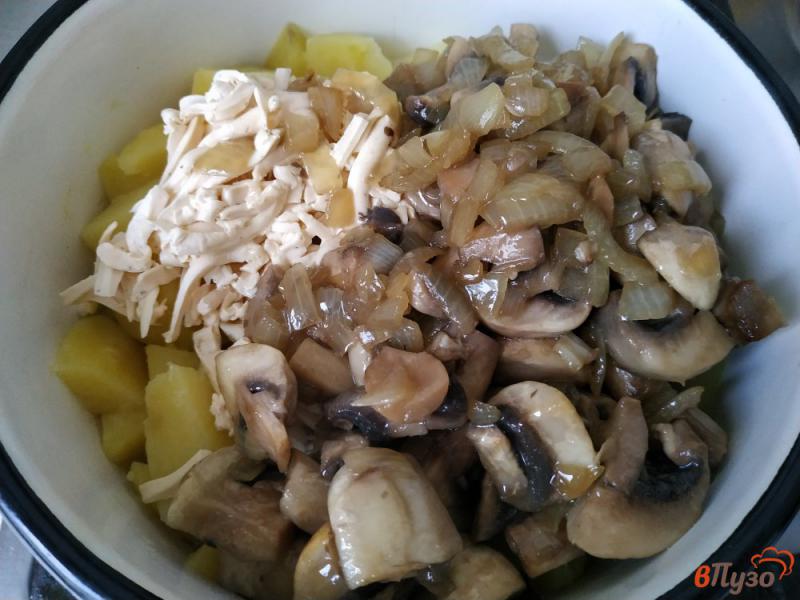 Фото приготовление рецепта: Тушеный картофель с грибами и плавленым сыром шаг №5