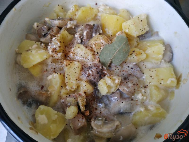 Фото приготовление рецепта: Тушеный картофель с грибами и плавленым сыром шаг №6