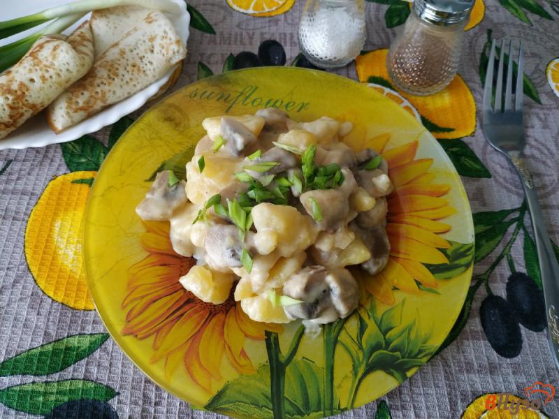Фото приготовление рецепта: Тушеный картофель с грибами и плавленым сыром шаг №7