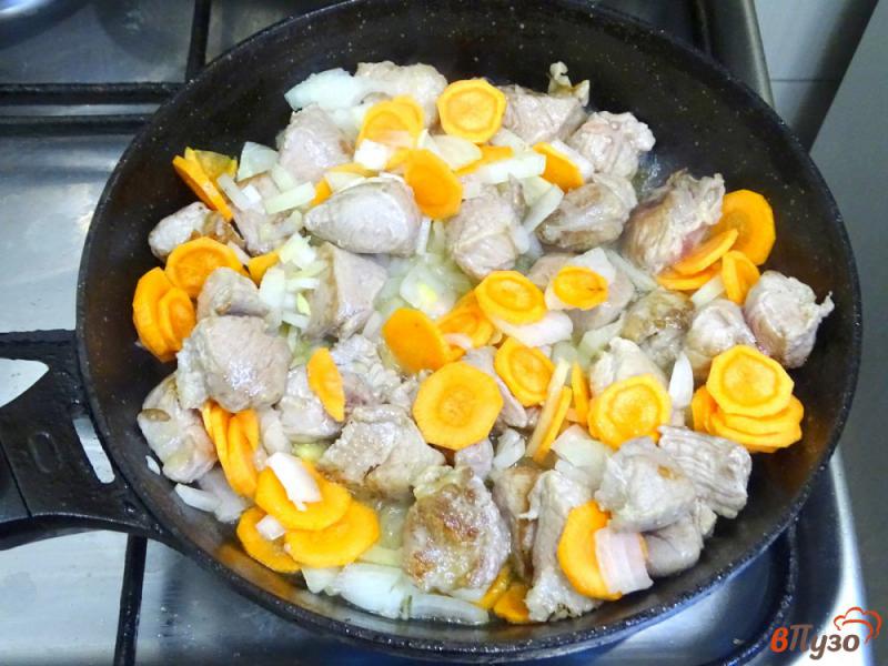 Фото приготовление рецепта: Свинина тушёная с картофелем и фасолью в горшочке шаг №3