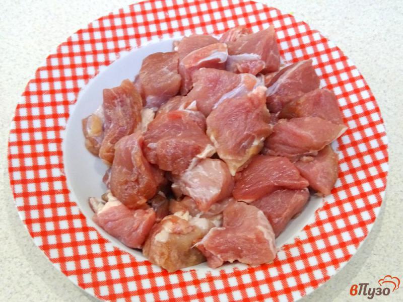 Фото приготовление рецепта: Свинина тушёная с картофелем и фасолью в горшочке шаг №2
