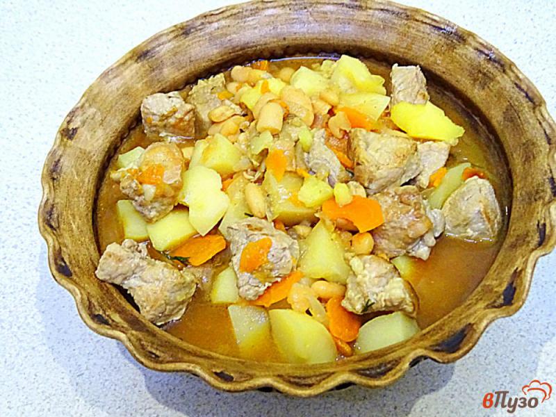 Фото приготовление рецепта: Свинина тушёная с картофелем и фасолью в горшочке шаг №8
