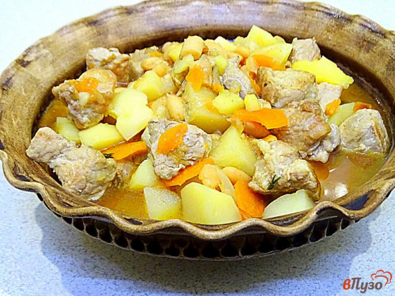 Фото приготовление рецепта: Свинина тушёная с картофелем и фасолью в горшочке шаг №7