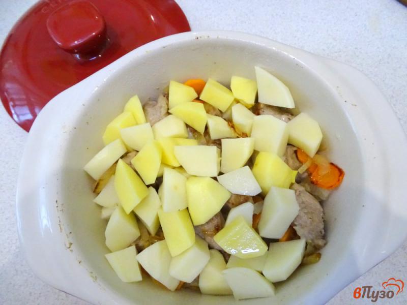 Фото приготовление рецепта: Свинина тушёная с картофелем и фасолью в горшочке шаг №4