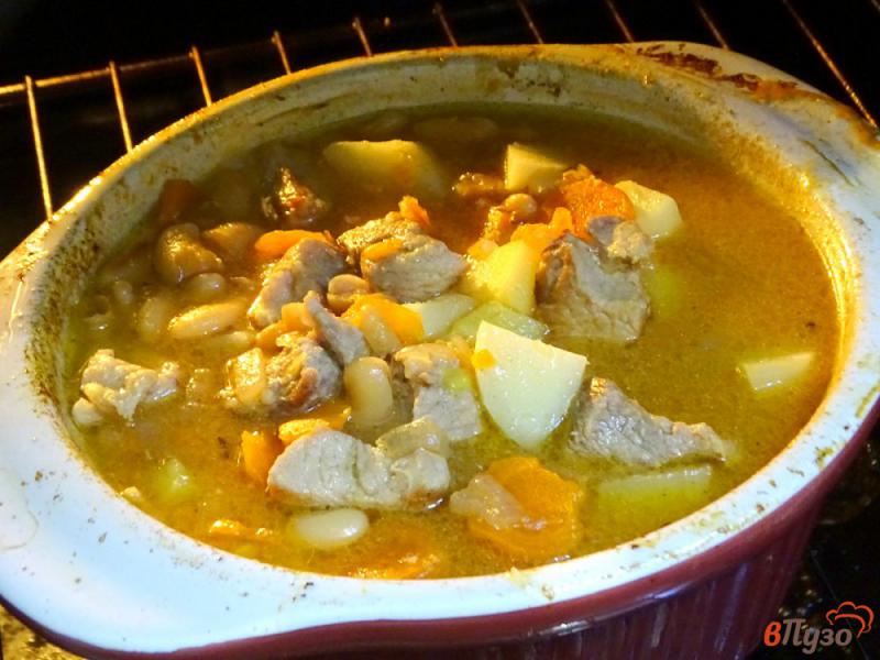 Фото приготовление рецепта: Свинина тушёная с картофелем и фасолью в горшочке шаг №6
