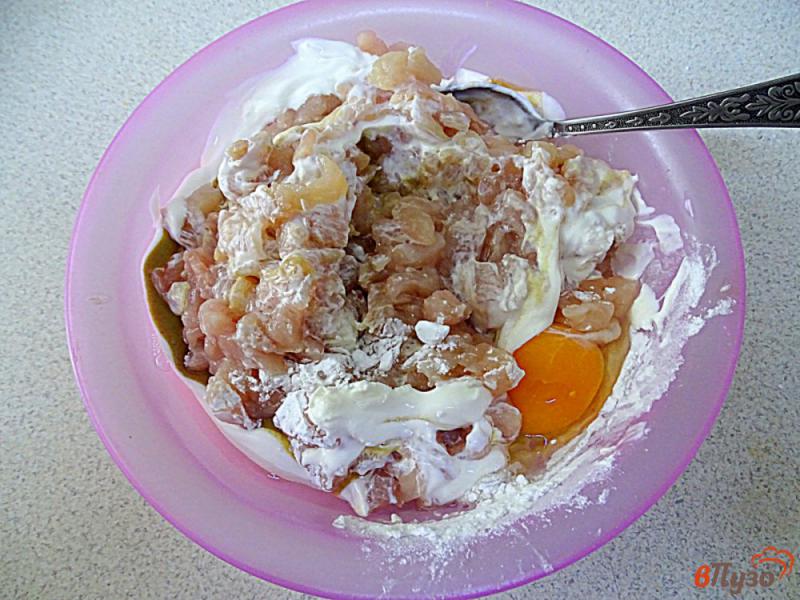 Фото приготовление рецепта: Рубленый куриный шницель с помидорами шаг №4